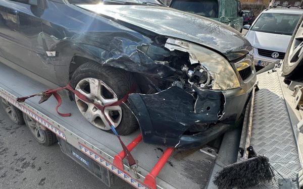 Wypadek samochodowy, holowanie przez pomoc drogową