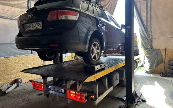 Holowanie i naprawa Majs Autolaweta Pomoc Drogowa, Serwis samochodowy Toyota